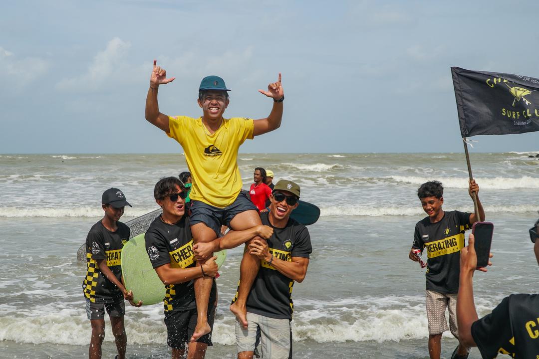 Cherating’s Haikal and Qadeja Celebrate Longboard and Shortboard Victories on Finals Day at KEJORA Surfing Cup 2024