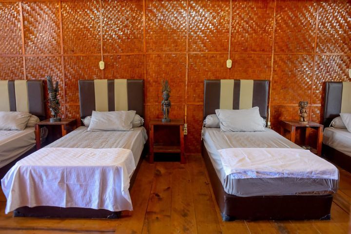 1 beach view room with 2 beda